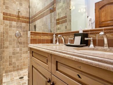 Super Close to Downtown Luxury Ski Home  Five Bedrooms